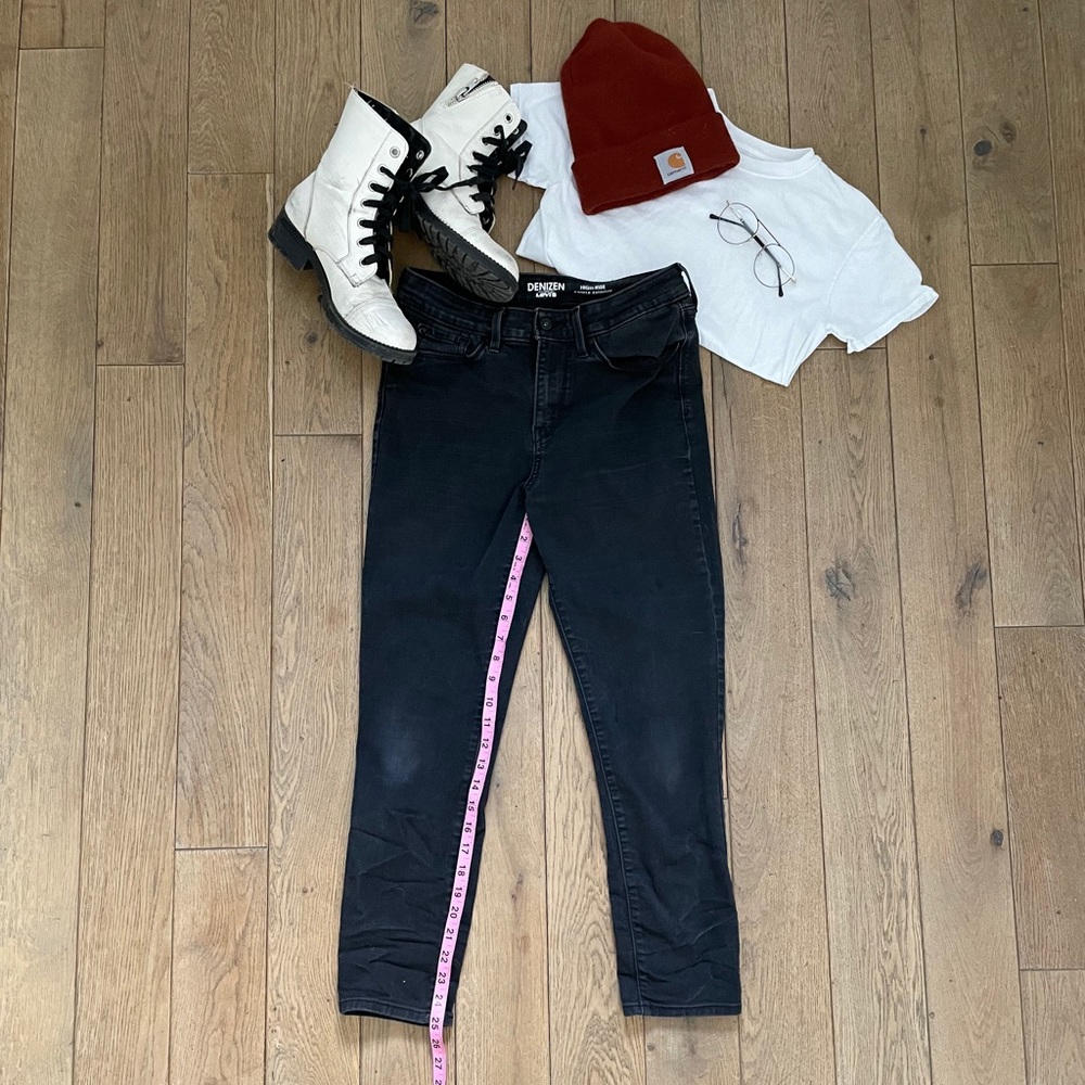 Black high rise denizen Levi’s